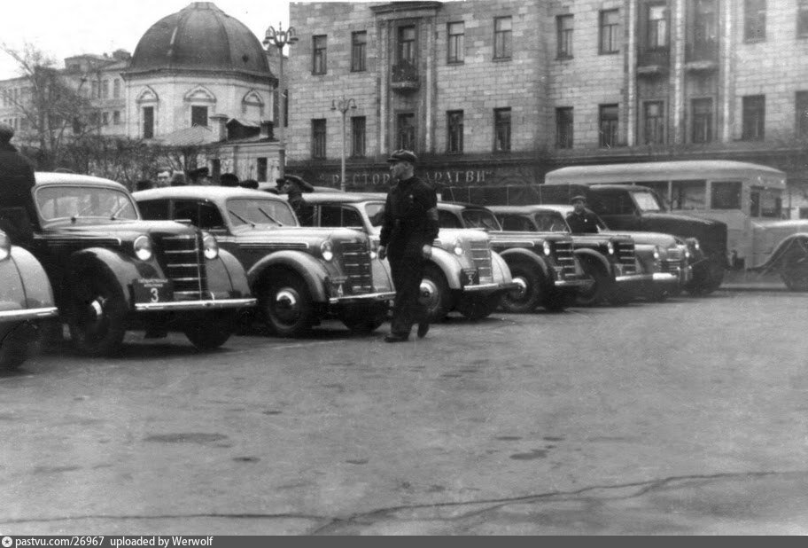 На заднем плане можно разглядеть вывеску ресторана "Арагви", 1949.