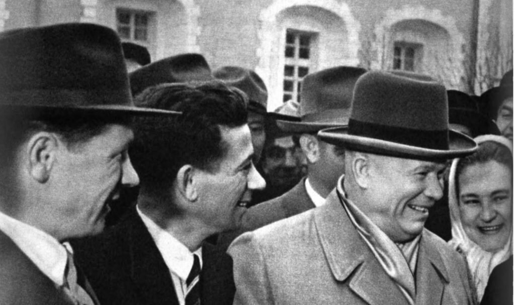 Никита Хрущёв среди делегатов XXII съезда КПСС, 1961 год. Фото из журнала «Огонёк».
