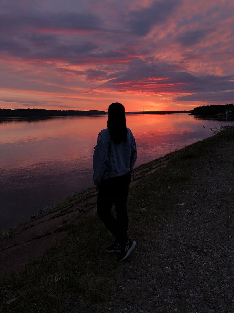 Надежда , образ человека  с надеждой смотрит в даль  ,наступление заката 