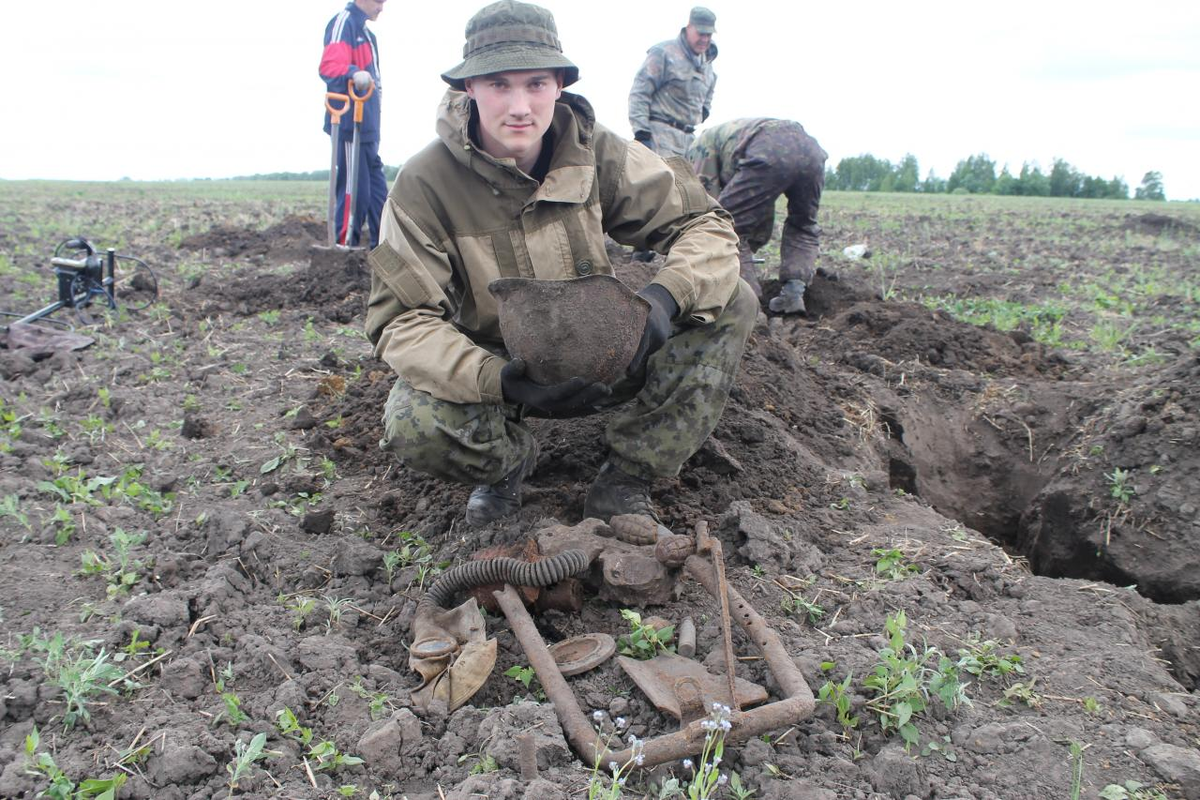 Отряд в могильнике. Поисковый отряд рубеж Железногорск Курской области. Поисковый отряд Курган Курск. Поисковые отряды раскопки.