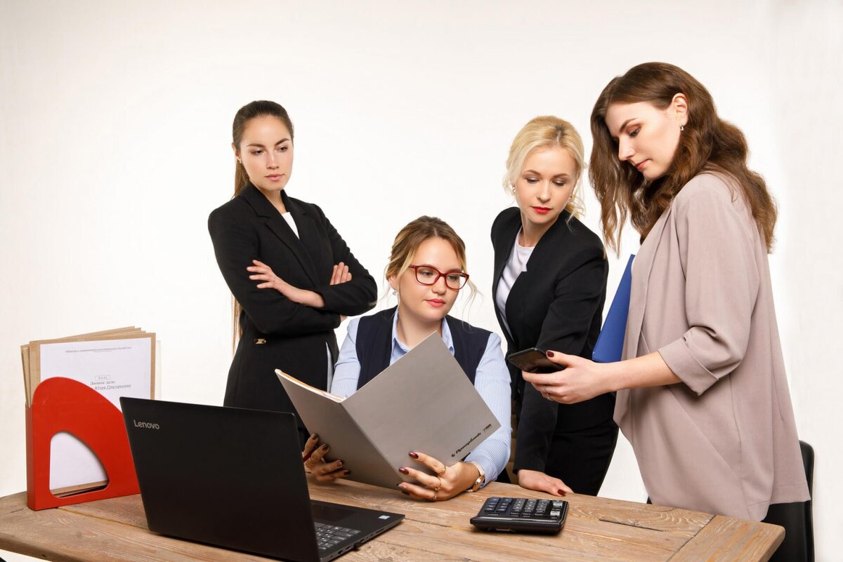 Выбирая  аутсорсинг, вы получаете не только бухгалтерское обслуживание, но также  юридическое и кадровое сопровождение.