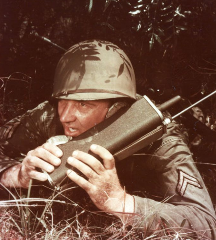 Американский солдат разговаривает по SCR-536, портативному радиоприемнику, обеспечивающему двустороннюю связь. 1944г.