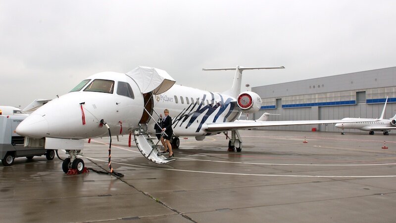Бизнес-джет Embraer Legacy 600 на стоянке Внуково-3. 
Фото corp.vnukovo.ru.