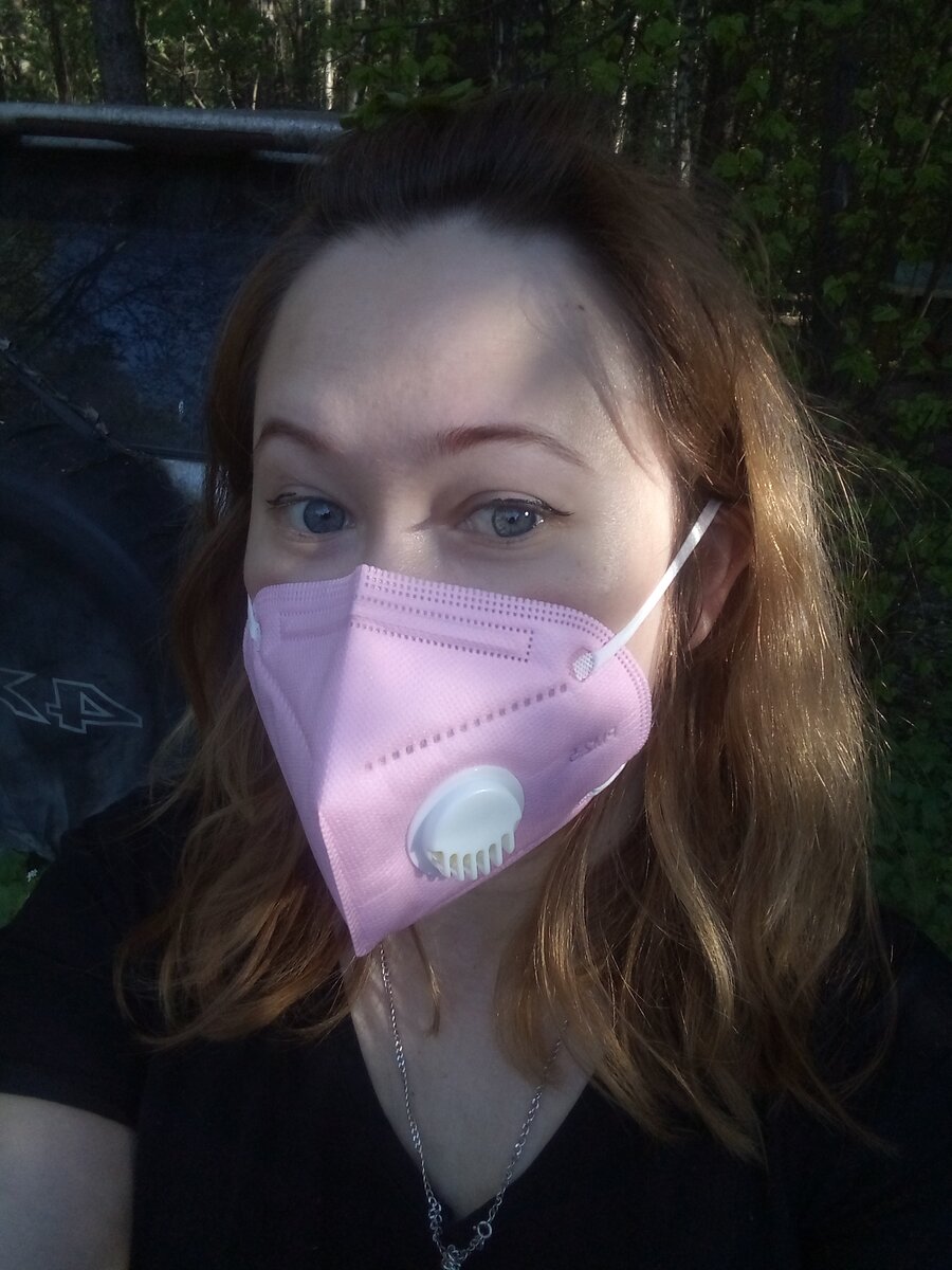 Младшей дочери нравятся розовые маски.