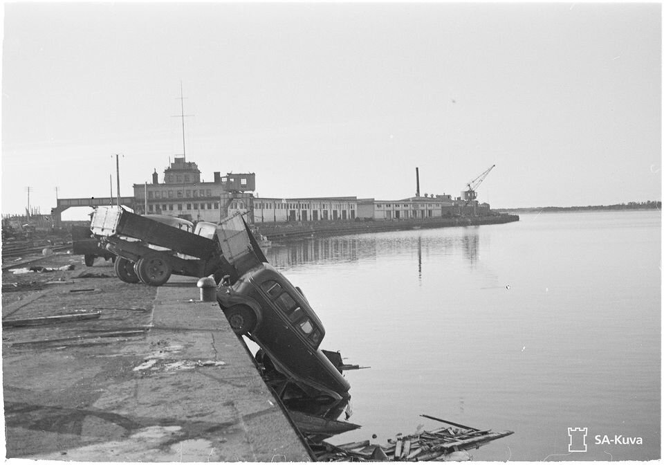 Ханко после ухода советских войск, видна оставленная техника. Фото http://sa-kuva.fi/