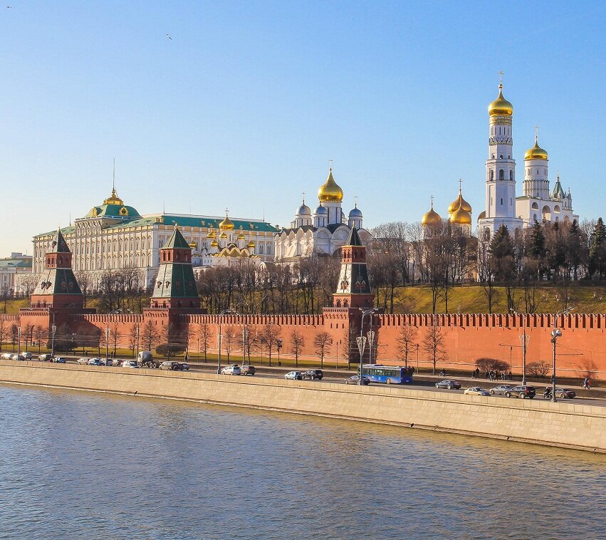 В историческом центре столицы находится самое узнаваемое архитектурное строение России – Московский Кремль. Главной особенностью архитектурного ансамбля является его укрепляющий комплекс, состоящий из стен в виде треугольника с двадцатью башнями.