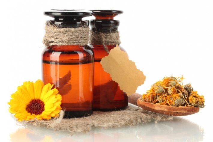 Масло календулы добавляют в маски для лица и волос