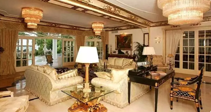 «Золотой голос» живет в окружении золотых вензелей и лепнины. Фото: nedvijdom.ru