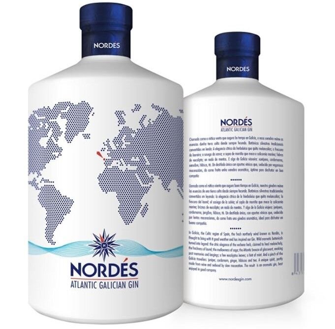 Яркие ноты белых цветов,лимонной корки и имбиря гармонируют с оттенками эквалипта, лаврового листа и мяты.