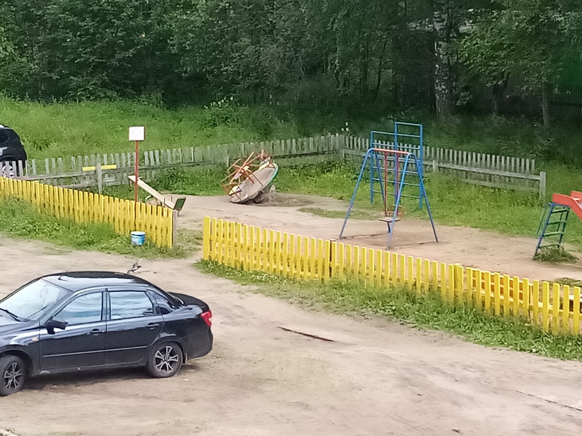 Та самая сломанная карусель в моём дворе. После принятия поправок ничего не изменилось)