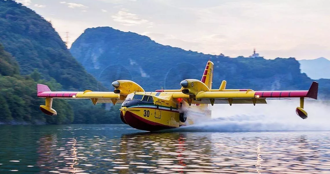 Канадский "Bombardier 415"... Фото aerospacetech.ru