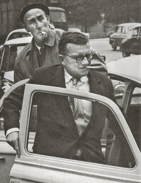 Д.Д.Шостакович и Е.А.Мравинский садятся в автомобиль.