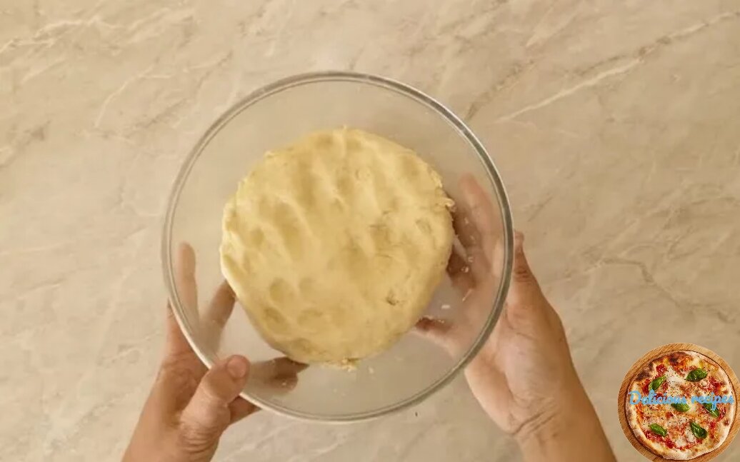 Масло заранее достаём из холодильника, чтобы масло стало мягким. Тесто на два пирога.В пол стакана воды (100мл) разводим 10г дрожжей (вода должна быть тёплой) и добавляем 1ст. л сахара. Это опара. Даём постоять минут 15, чтобы появилась шапочка. Яйцо и соль взбиваем венчиком, добавляем мягкое сливочное масло и опару, слегка взбиваем венчиком. Добавляем по немного муки и хорошо вымешиваем мягкое тесто и прикрываем. Тесто даём отдохнуть 30мин.