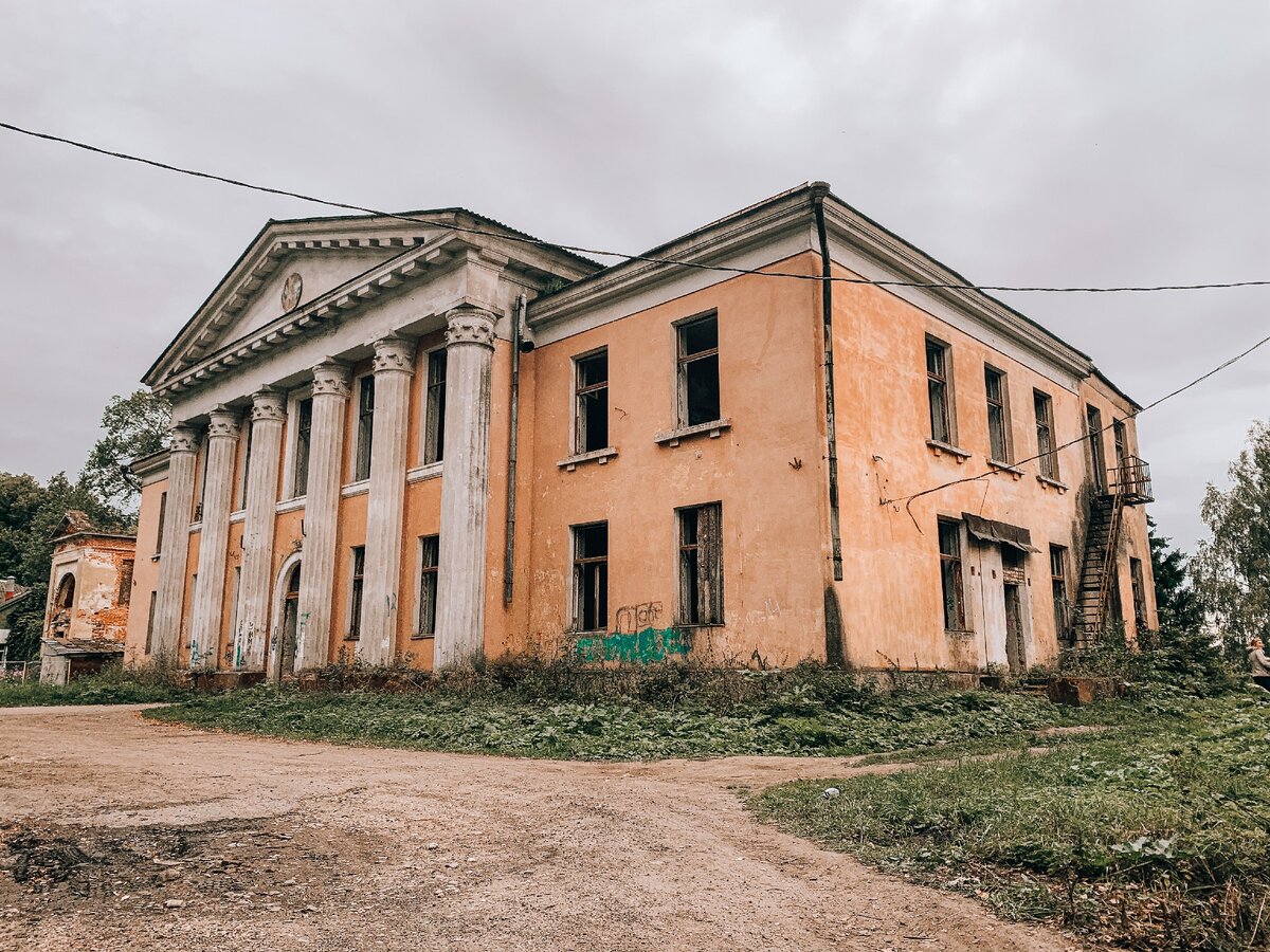 Дом культуры, построенный после ВОВ, на месте разрушенного господского дома