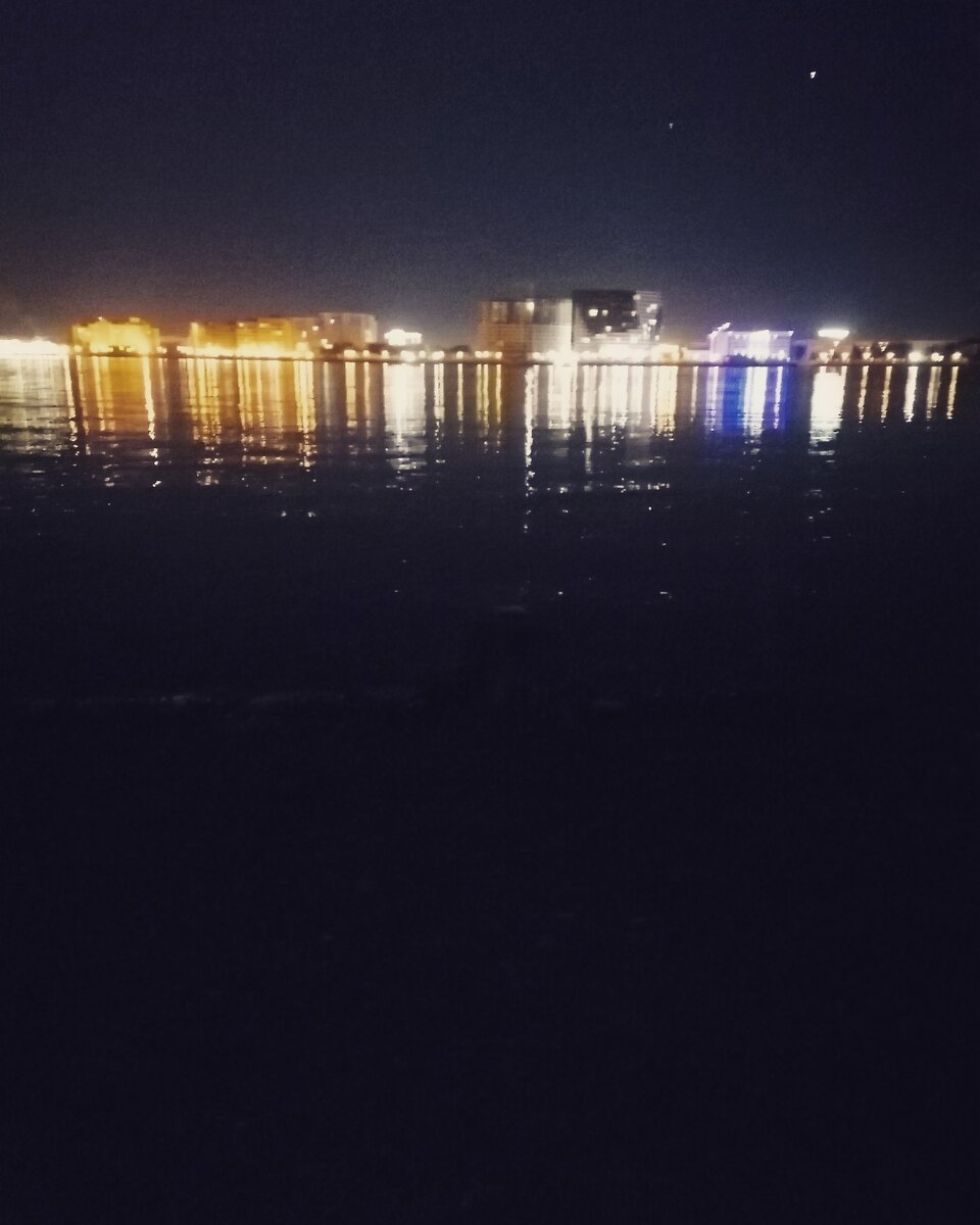 Город мой в час ночной тишиной поглощён.Ты идёшь, словно дождь и не ждёшь, ты прощён.В небесах паруса не висят над рекой,Им нужен покой.Город мой под луной головой не верти,Блеск витрин, лоск картин, кто один на пути?Шум машин, витражи, не спеши, отдохни.Мы с тобою одни.Город мой как стеной за спиной вырос вдруг.Мало сил, попроси, на такси отвезут.Здесь кино, казино не одно, кто пойдёт?Новичкам везёт!Ночной город мне дорог,И я без него не могу.Он так же как и я... 