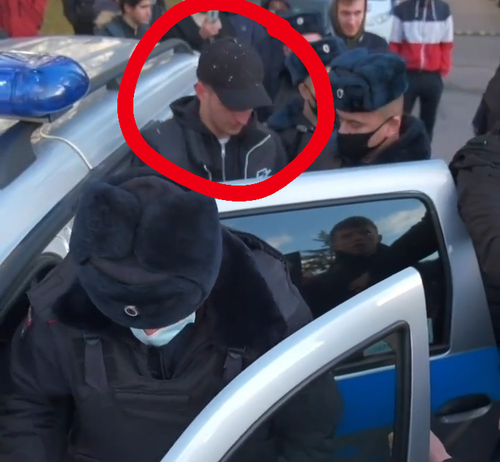 Мишу затаскивают в машину полиции