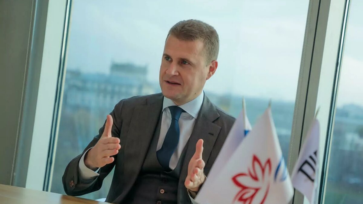 
Биография Алексея Чекункова
17:16
Председатель правительства РФ Михаил Мишустин в понедельник предложил назначить главой Минвостокразвития Чекункова, который ранее занимал пост генерального директора Фонда развития Дальнего Востока и Арктики. Профильный комитет Госдумы по региональной политике и проблемам Севера и Дальнего Востока поддержал предложенную кандидатуру.

Их зарплаты растут даже в кризис!
Реклама

Согласно новой процедуре назначения правительства, принятой после поправок в конституцию, Госдума утверждает министров по предложению премьера, за исключением глав силовых ведомств - их назначает президент после консультаций с Советом Федерации. Кандидатуры вице-премьеров и министров Думе можно будет предложить трижды. Если депутаты трижды их отклонят, то президент назначит их самостоятельно.

