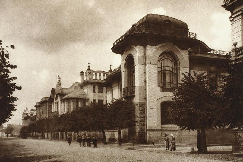 Фото 1. На переднем плане оригинальный фасад особняка Понизовского, на заднем - Миндовского. Фото: pastvu.com