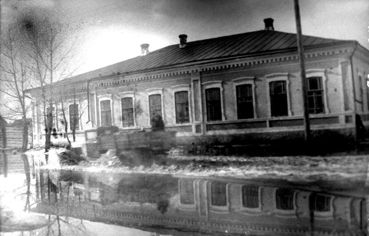 Здание школы № 6. Снимок, предположительно, сделан в 40-50-е годы XX века
