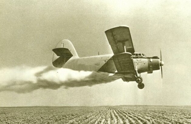 Обработка поля против клещей при помощи авиации