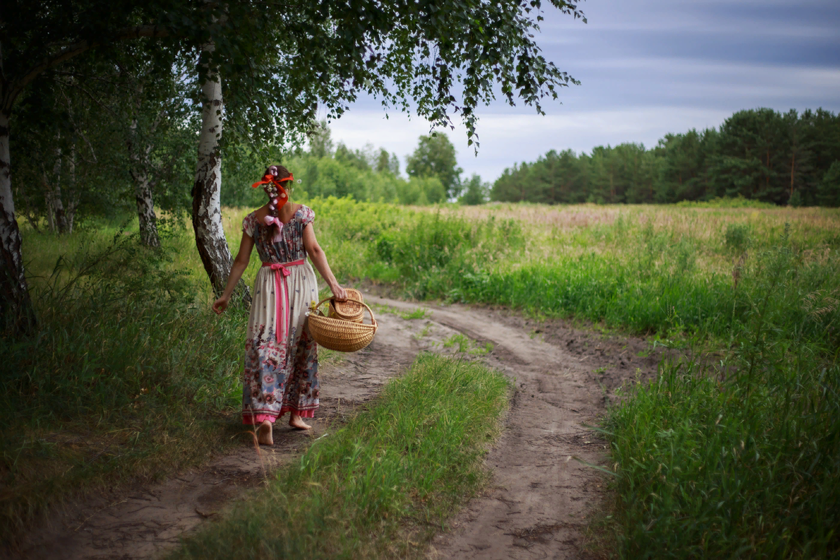 Славянка земля. Сельские девушки. Красивые девушки из деревни. Босиком в деревне. Деревенский костюм.