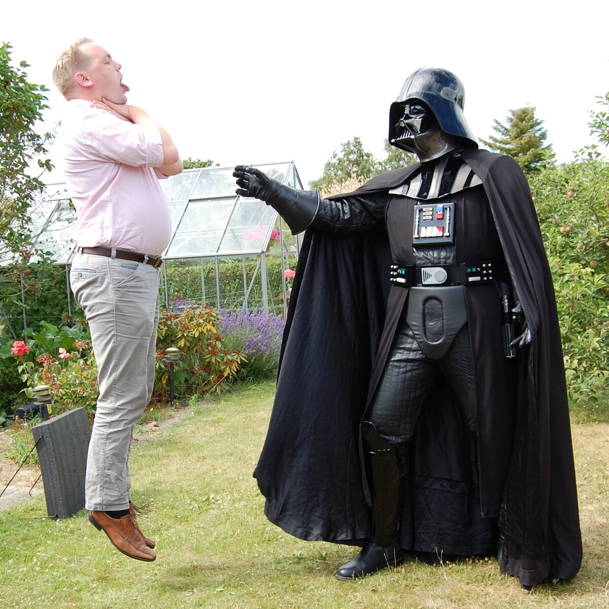 Дарт Вейдер(Звёздные Войны) использует телекинетическое удушение.