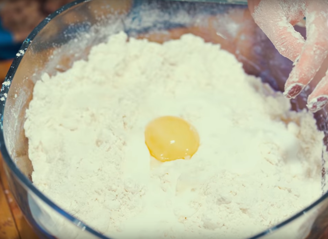 в просеянную муку высыпаю соль