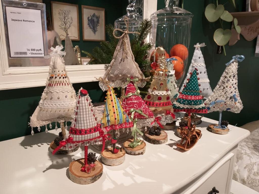 Дизайн елочки может сочетаться с другими предметами интерьера или новогодними украшениями