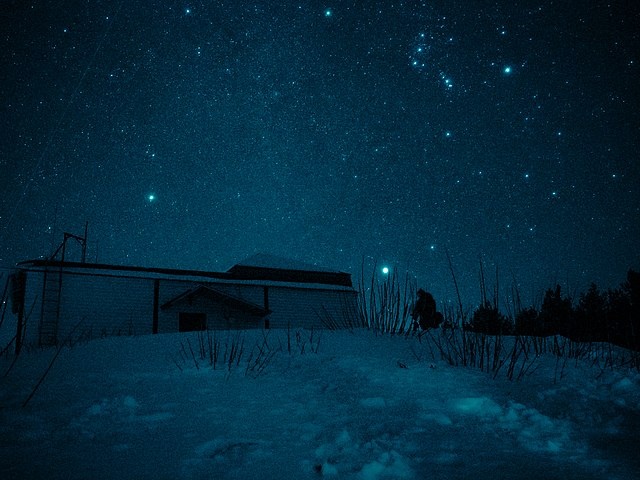 Пояс Ориона (вверху, правее центра). Источник: Wikimedia Commons
