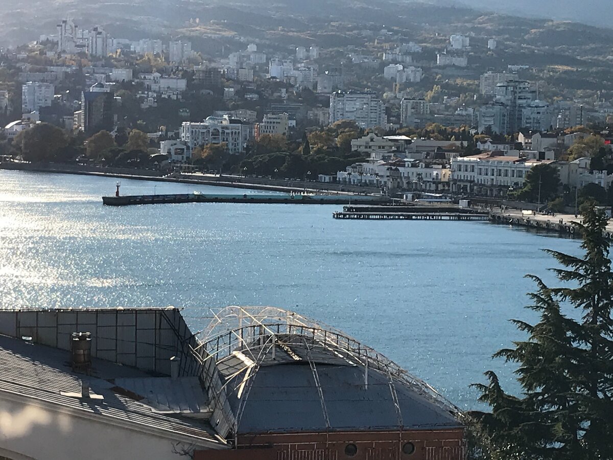 Обшарпанное здание морского вокзала несколько портит вид, но не критично, «Бристоль» 2020 © Retinsky