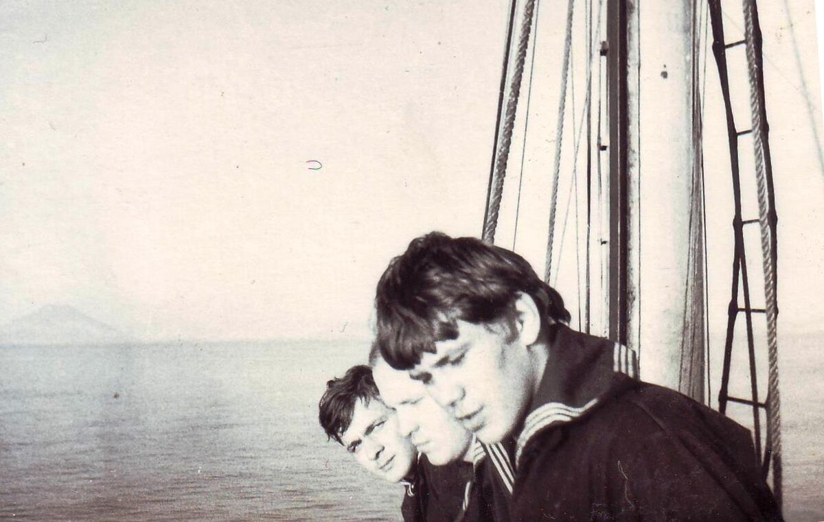 Бом-брам-рей 2 грота УПС "Крузенштерн". Дальний Слепой, посередине Вельгельм и ближний Балаклава.