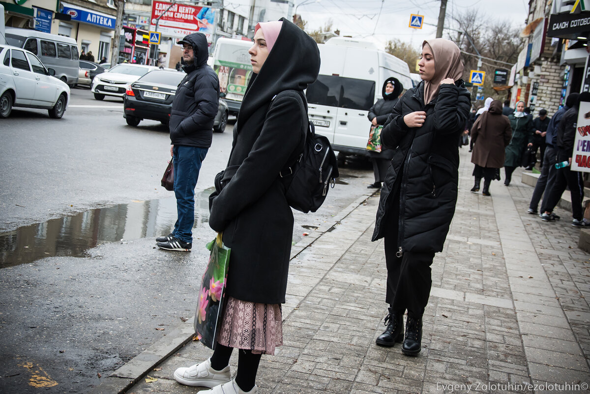 Забрали одежду. Дагестанские модницы. Девушки на улицах Дагестана. Дагестанские девушки на улице. Женщины Дагестана на улице.