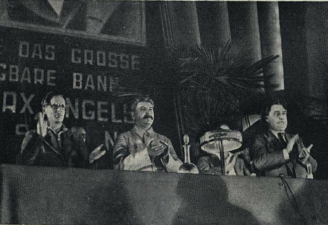 Выступление И. Сталина на 7 конгрессе Коминтерна в Москве. Источник - politsturm.com