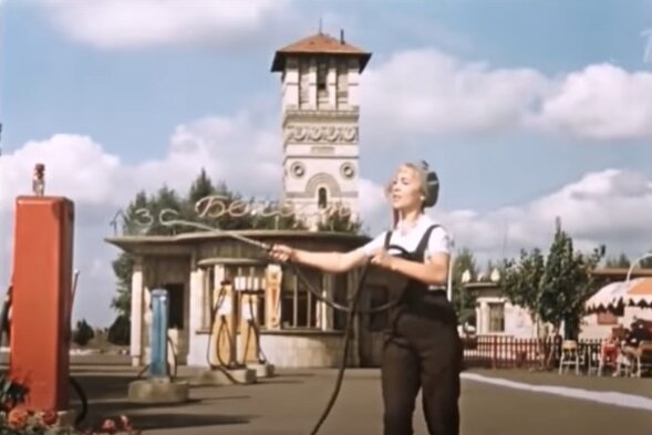 Королева бензоколонки фото