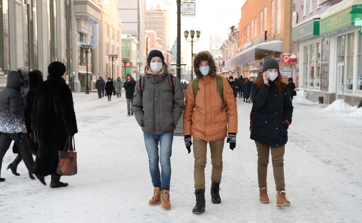 В Екатеринбурге носят маски и зимой. Фото: Артем Устюжанин / E1.RU 