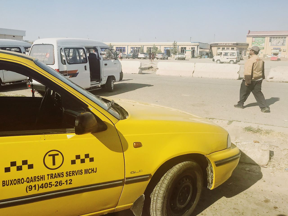 Автовокзал Карши. Машина такси на переднем и микроавтобус на заднем
