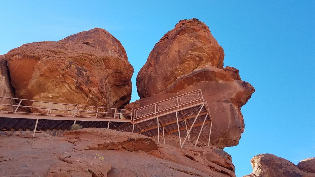 Atlatl Rock, а если подняться по ступенькам, то можно увидеть...