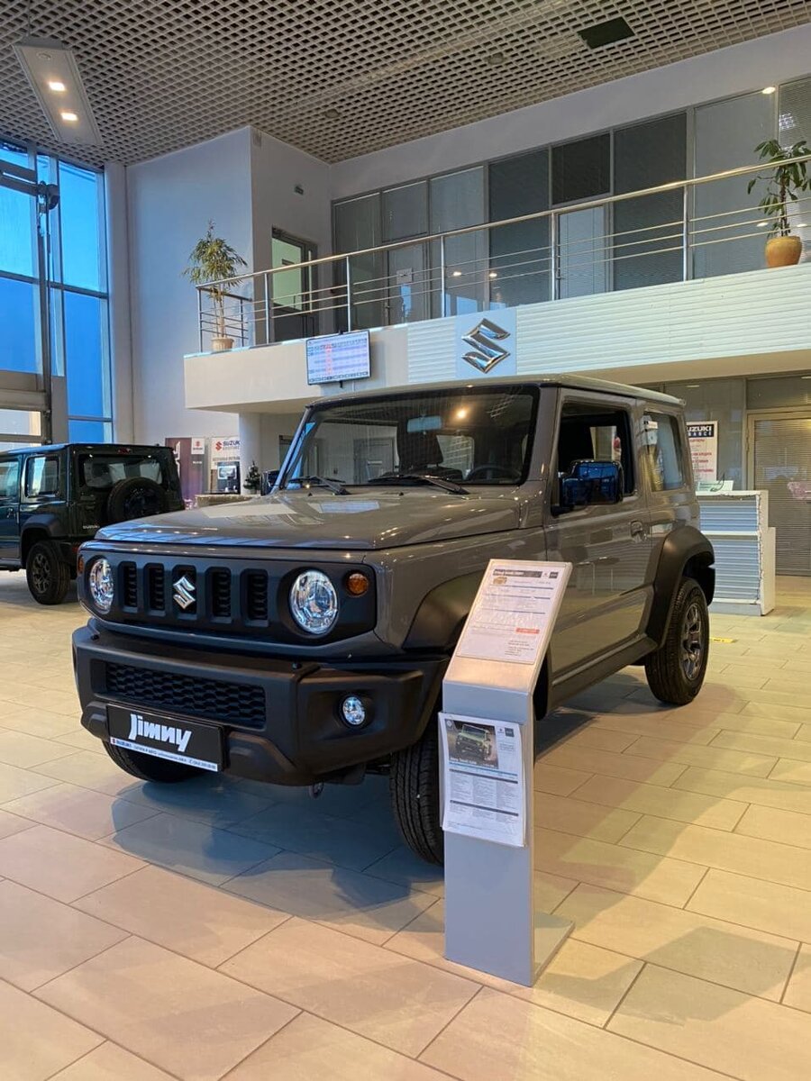 Suzuki Jimny в шоу-руме официального дилера Сатурн-Р-Авто в Перми