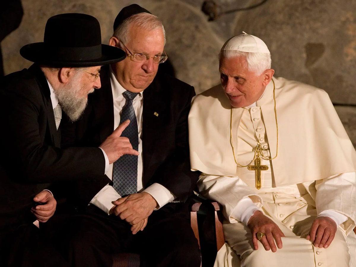 Римский еврей. Папа Франциск и Рокфеллер. Папа Франциск целует руку Рокфеллеру. Иудаизм и папа Римский. Папа Римский и Ротшильд.