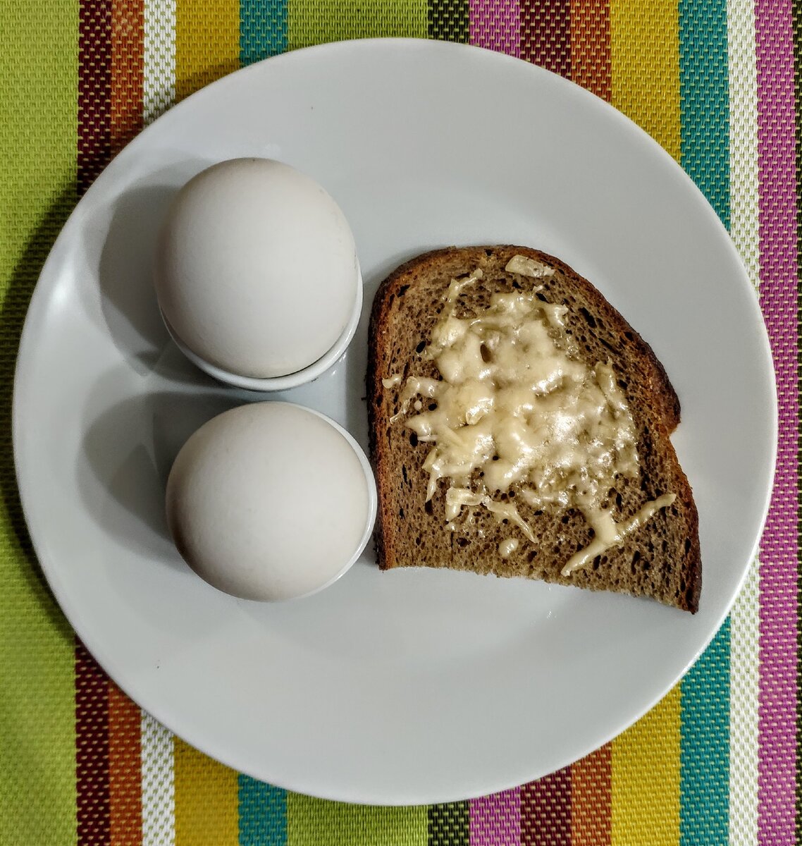 Завтрак ребенка (я тоже так могу): 2 яйца всмятку, 20 гр сыра, 35 гр хлеба.