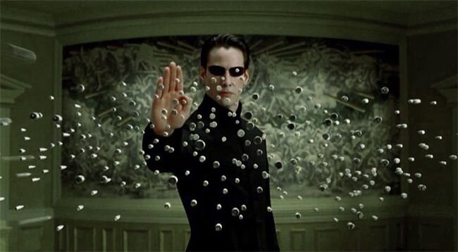 
 
Пожалуй, самая известная история про вред технологического прогресса.  Томас живет в безликом мегаполисе и видит странные сны. В этих видениях  его преследует женщина, одетая в латекс, которая считает его избранным.  Вскоре оказывается, что странные сны — это реальность, а вот мир, к  которому привык Томас является всего лишь оболочкой, программой для  ничего не подозревающих людей.
 
Нео узнает истинное лицо современного мира, в котором машины воюют с людьми за господство на планете.
 
Если уж говорить о революции в мире кино, то без «Матрицы» никак не  обойтись. Фильмы стал легендой сразу же после своего выхода и получил  два совершенно необязательных продолжения, оказавшихся намного хуже  оригинала.