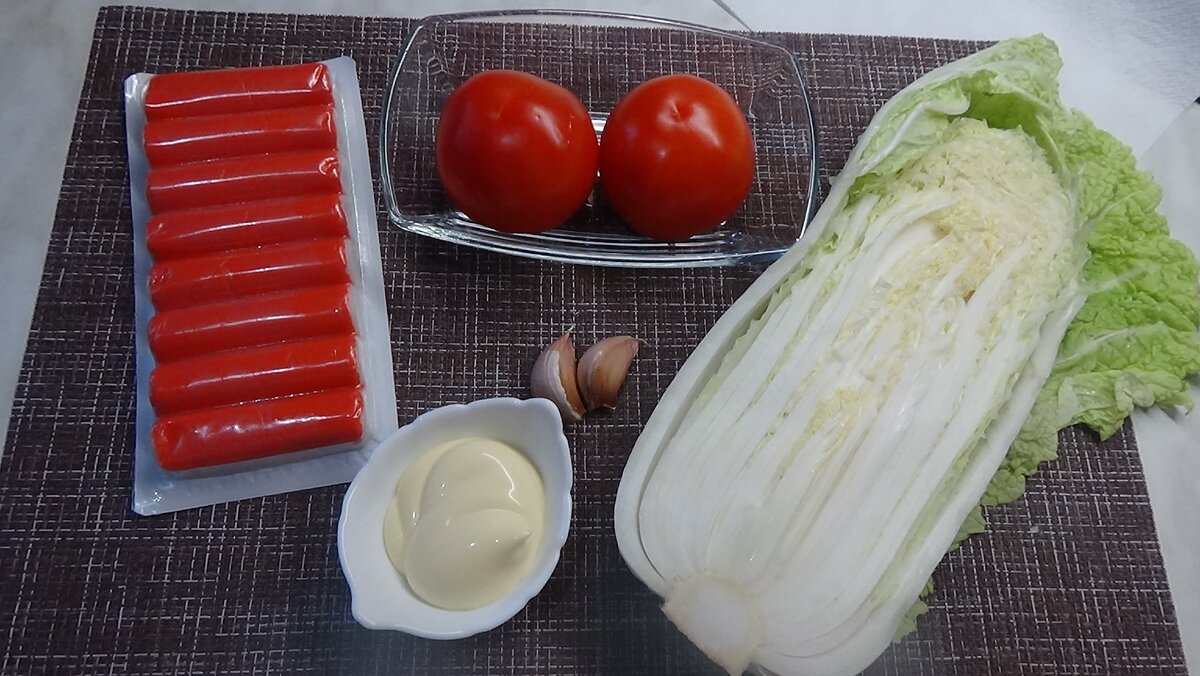 Все продукты для салата положила на стол - можно готовить