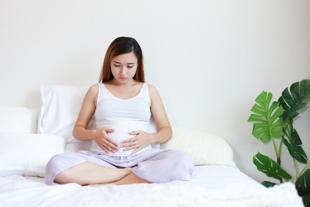 https://image.freepik.com/free-photo/asian-pregnant-woman-in-bedroom-relaxing_1286-2973.jpg
