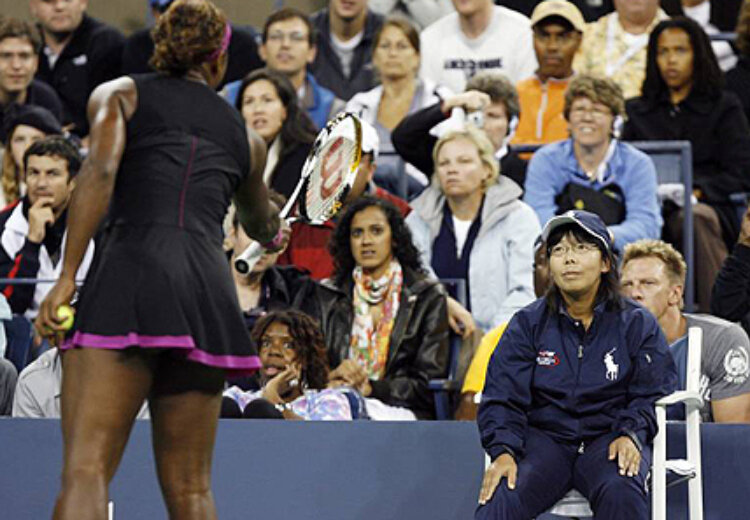Кадр с полуфинала US Open 2009. https://sportclan.ru/sportnews/a-sudi-kto-kak-tennisisty-skandalyat-s-arbitrami/ 