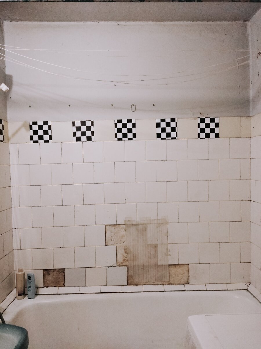 Ванная была в очень плохом состоянии, т.к. ремонт в ней не делался ни разу. Принимать ванну было категорически нельзя, а душ – только завесив стену второй шторкой, т.к. в щели между плиткой попадала вода и успешно протекала к соседям.