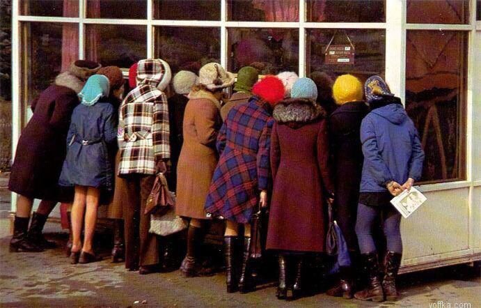 Типичная женская очередь в 70е годы. Взято из сети Интернет.