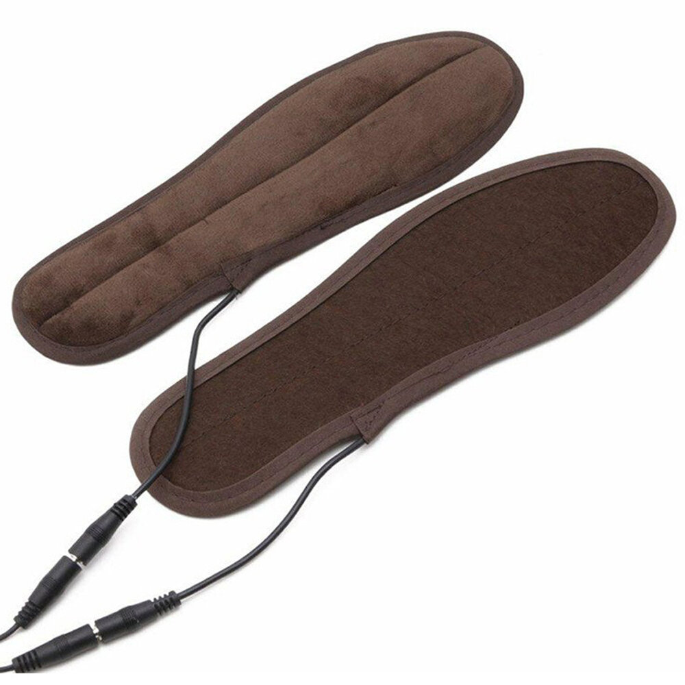 1.  Стельки с подогревом. Отличная вещь для холодных осенних или зимних вечеров. Принцип работы простой: подсоедините провода стелек к USB‑кабелю, что идёт в комплекте, а его — к источнику питания. Это может быть компьютер, пауэрбанк или адаптер, который включается в розетку. Когда стельки нагреются до нужной вам температуры, отключите их и положите в обувь.