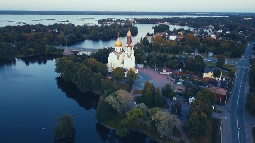 Безмятежное зеркало озера Сестрорецкий Разлив и Петропавловская церковь с воздуха под красивую музыку