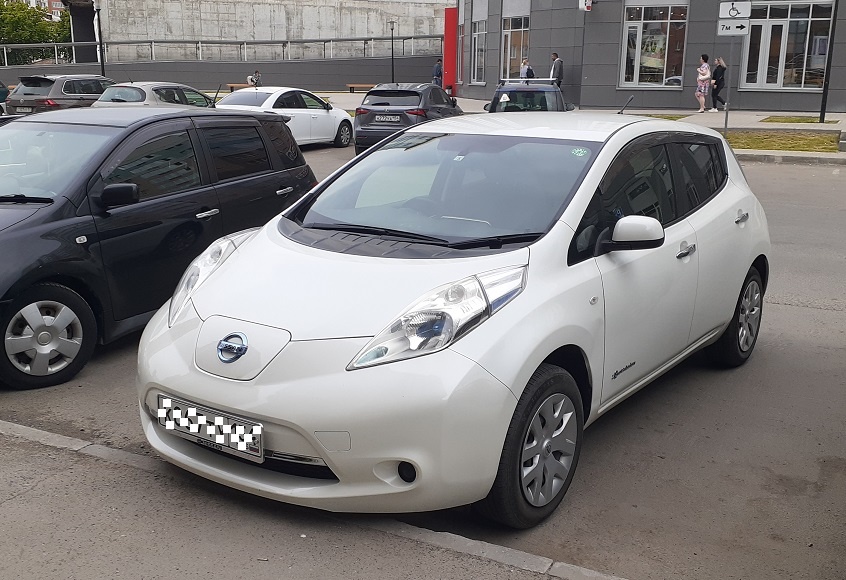 Электромобиль стал частью городского пейзажа