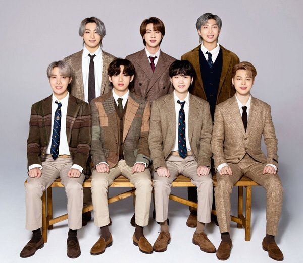 BTS и АРМИ  делают очень много пожертвований. Каждая годовщина песен или день рождение мембера, ознаменовываются всесторонней помощью. От помощи животным до глобальных мировых проблем.  